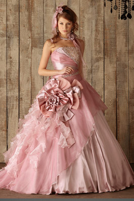 淡いピンクのAラインドレス